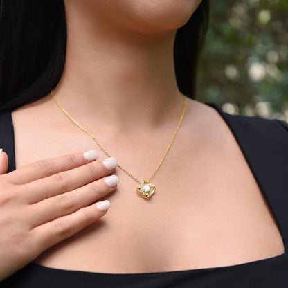 Timeless Love Knot Necklace for Mom – A Heartfelt Gift that Celebrates Your Bond